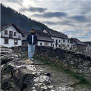 Profesor titulado en Historia, con maestría en Educación Secundaria en especialidades de Geografía, Historia, Historia del Arte
